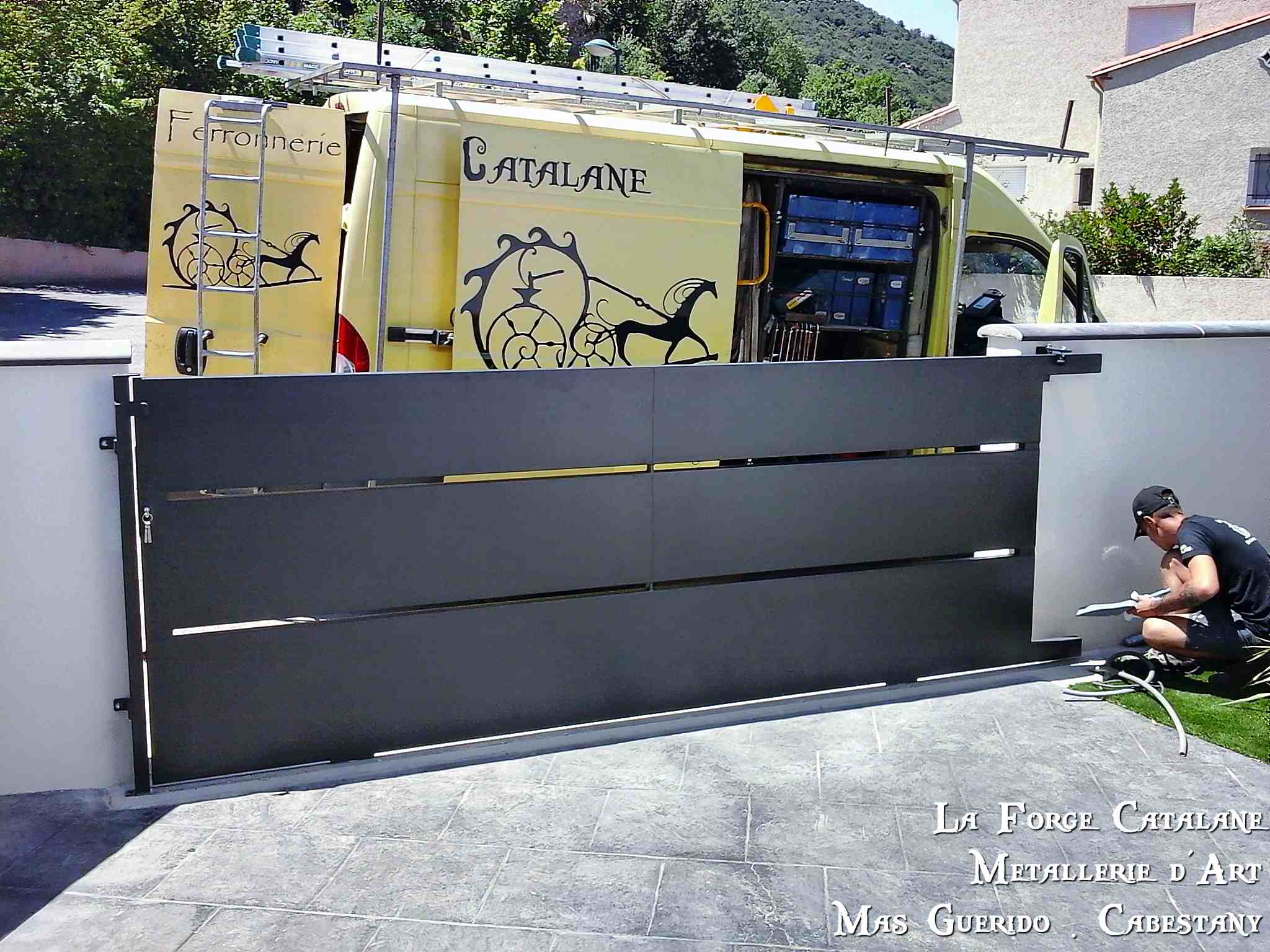 portail coulissant tole caissonnee moderne decoupe laser vantaux fer La Forge Catalane Cabestany (6).jpg